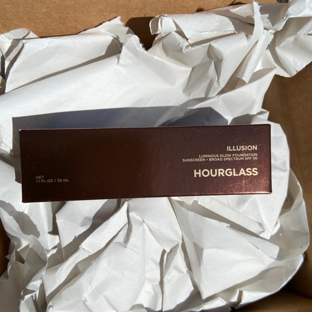 New Hourglass Illusion Luminous Glow Foundation